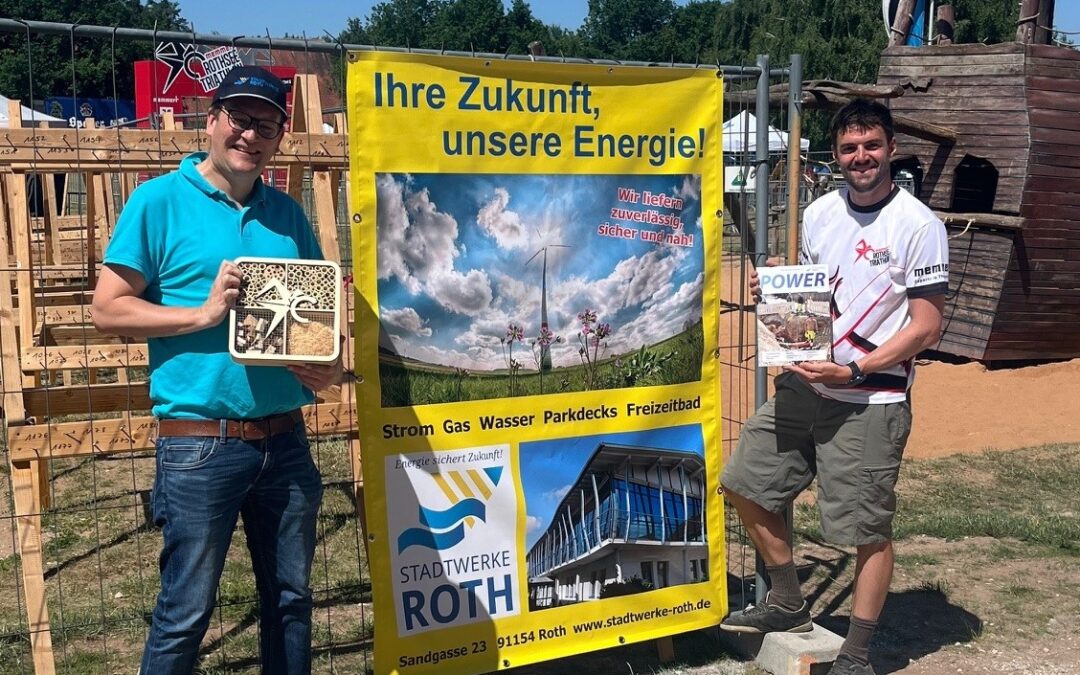 Sebastian Müller und Philipp Christl vor Stadtwerke-Banner