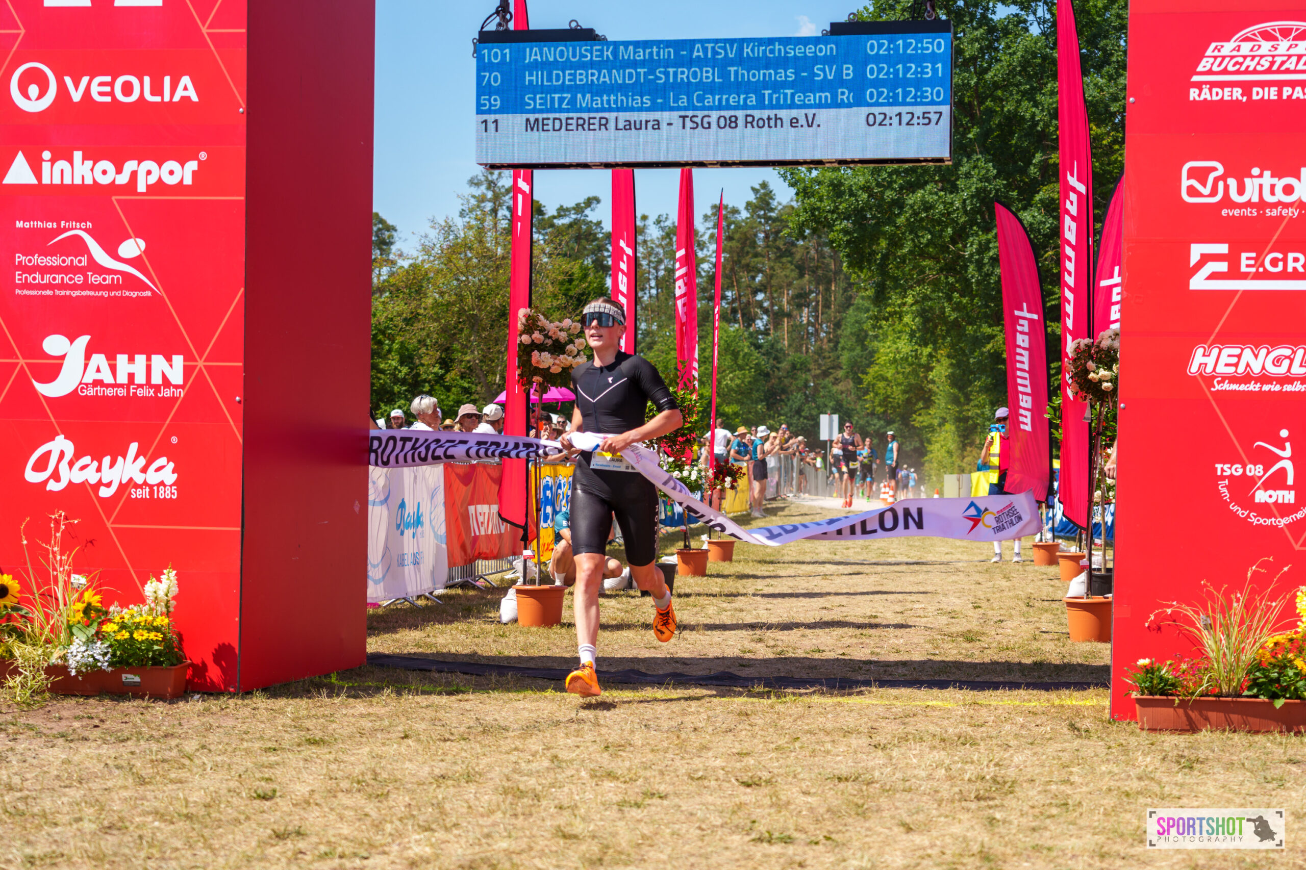 Laura Mederer<br />
(c) www.sportshot.de